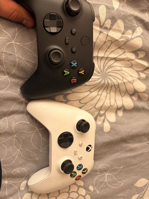 Xbox Series S 512gb+ 2 геймпада с акумулатори и кабели