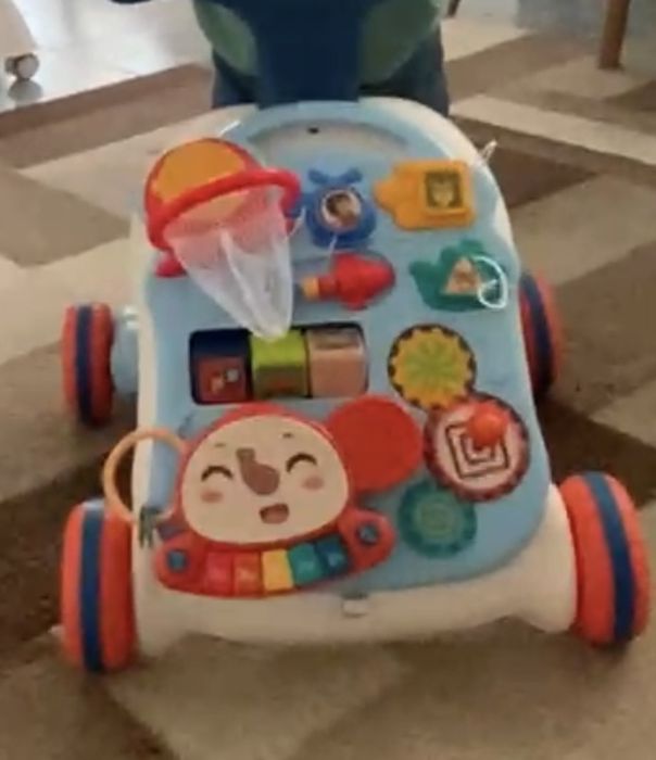 Antepremergător cu centru de activități pentru bebeluși