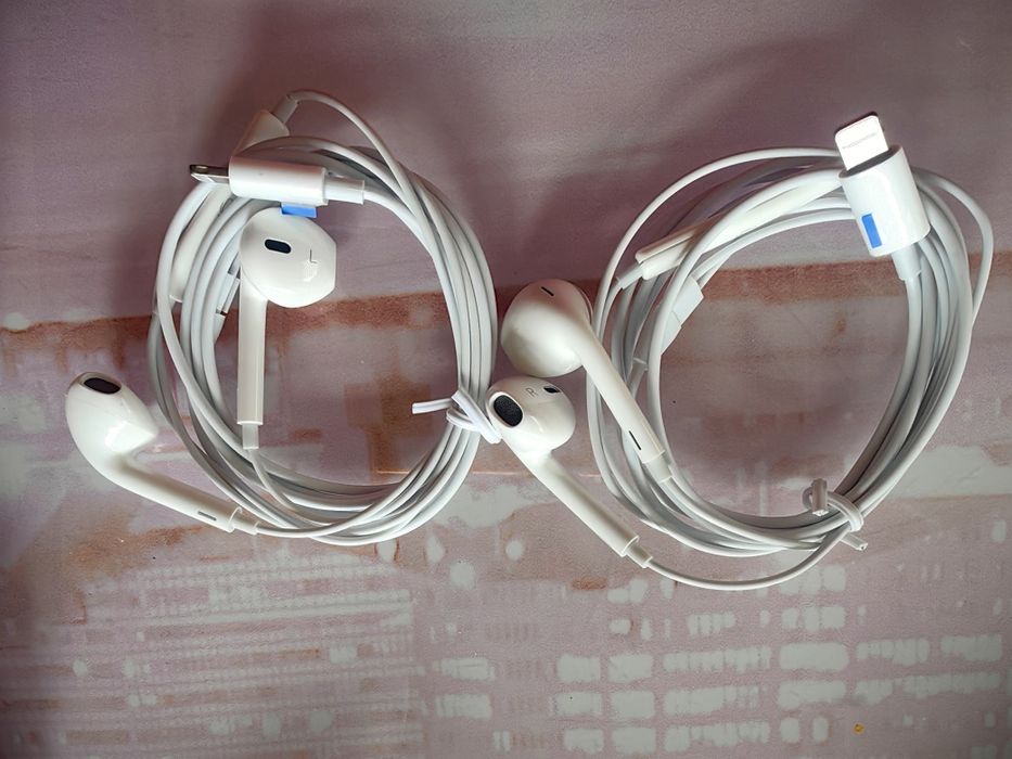 Продавам слушалки за айфон.