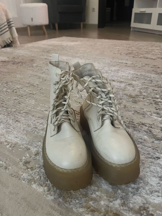 Продам зимние ботинки женские