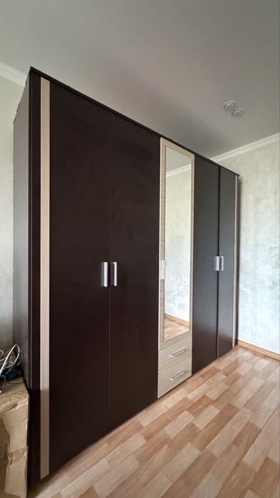 Продам шкаф двухстворчетый с кроватью возможно раздельно