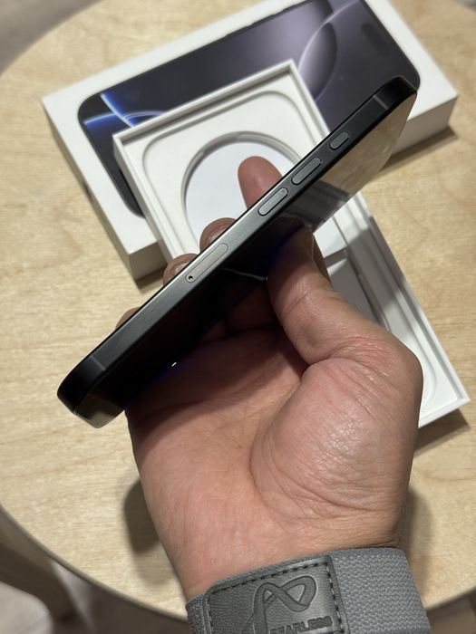  iPhone 16pro 5G 1TB black titanium в идеальном сост.