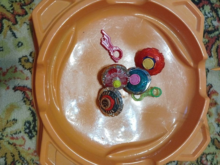 Игрушки Infinity Nado и Beyblade