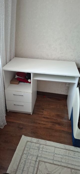 Продам компьютерный,письменный стол.