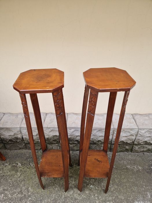 Чудесни антикварни дървени високи масички цветарници