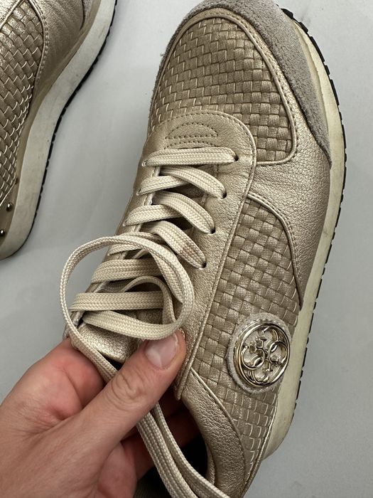 Guess златни сникърси