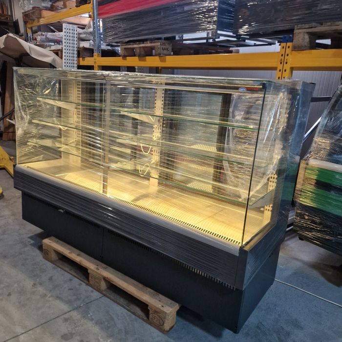 Сладкарска хладилна витрина