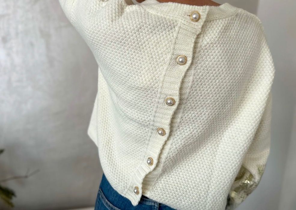 Ефектен плетен пуловер със златни акценти и перли