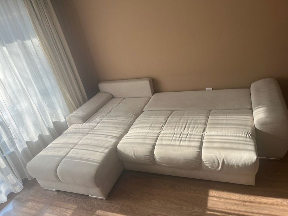 Диван бежов с 8 възгавници