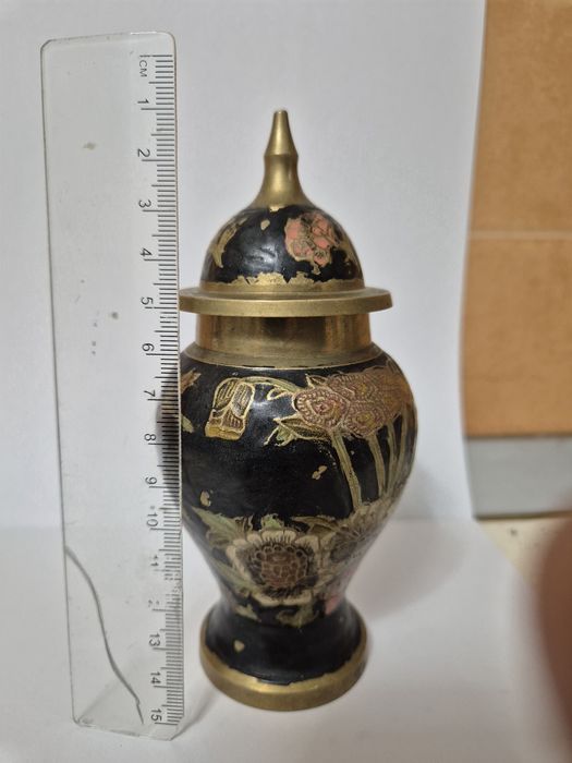 Vas decorativ Vintage din Alamă Emailată – Model Floral, Made in India