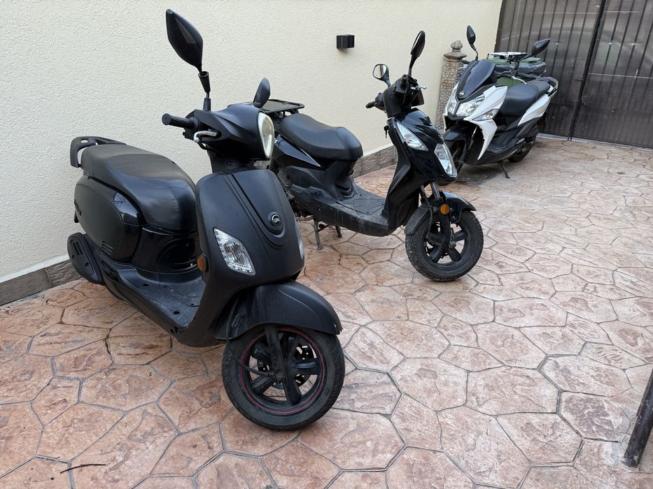 Vand 3 scutere 2T  perfect pentru delivery