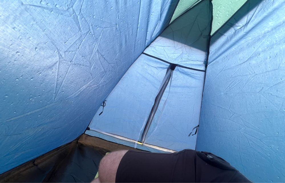 Двуместна палатка 200/140/105 см, 10 евро.