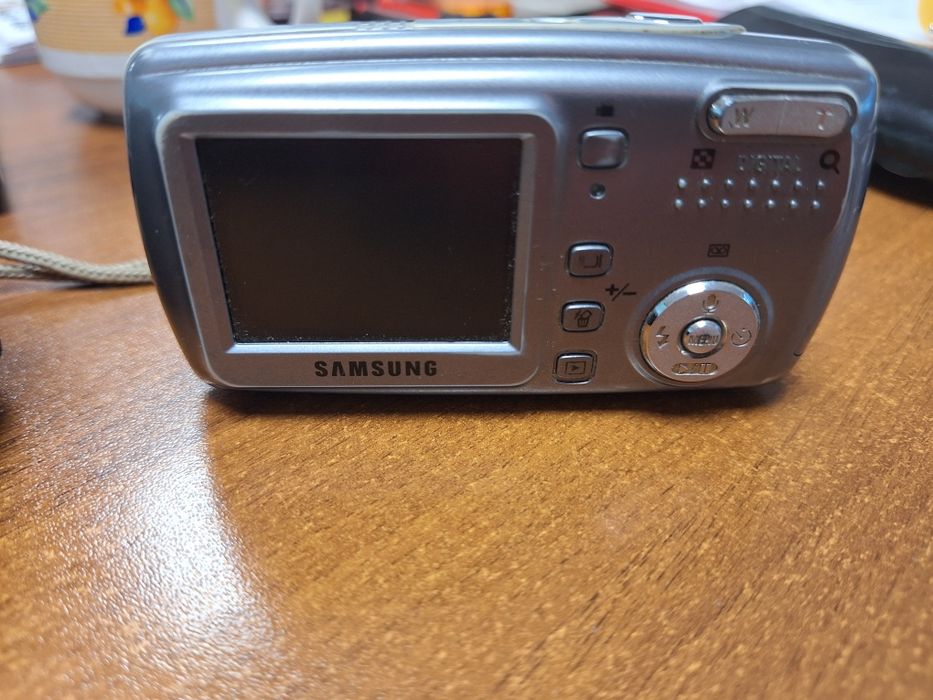 Продавам фотоапарат samsung в комплект със зарядно за акумулаторни бат