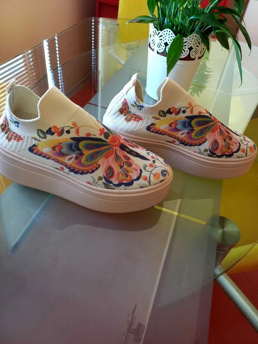 Текстилни цветни обувки на платформа