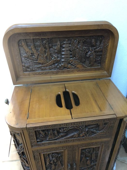 Bar sculptat spatii sticle si pahare