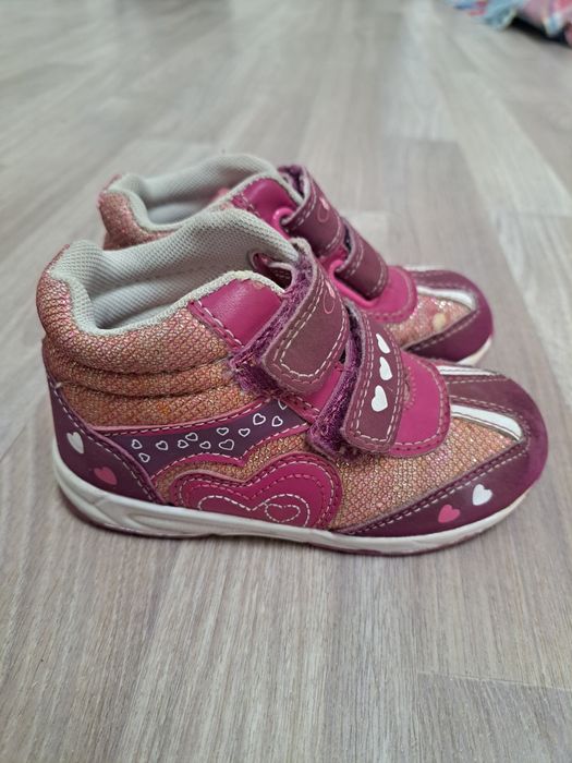 Продам обувь для девочки