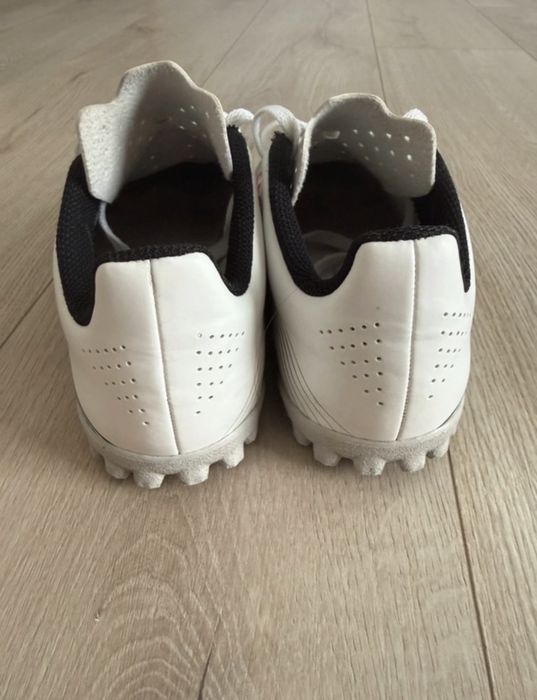 Adidasi fotbal