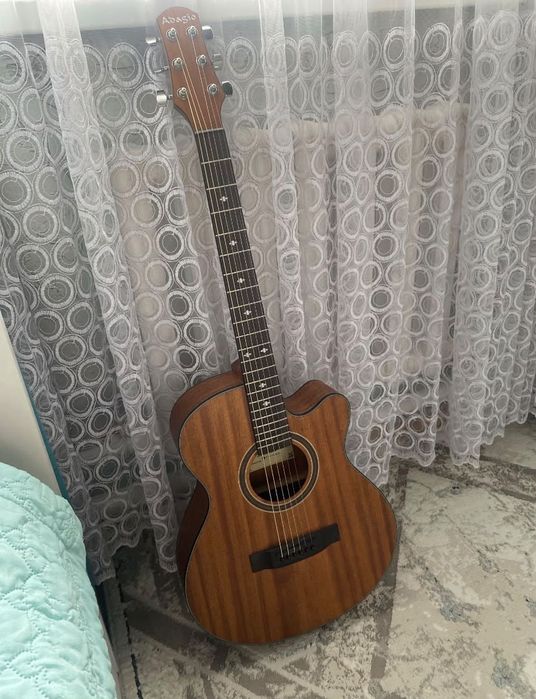 Продам гитару. Новая.