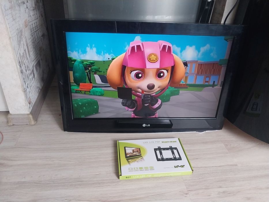 Телевизор LG 80см. Не смарт. С кронштейном.