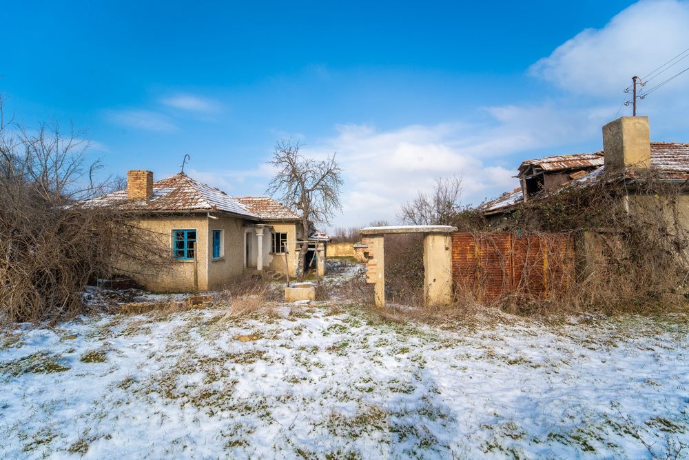 Продавам къща в с. Сушица с 1.2 gka двор, гараж