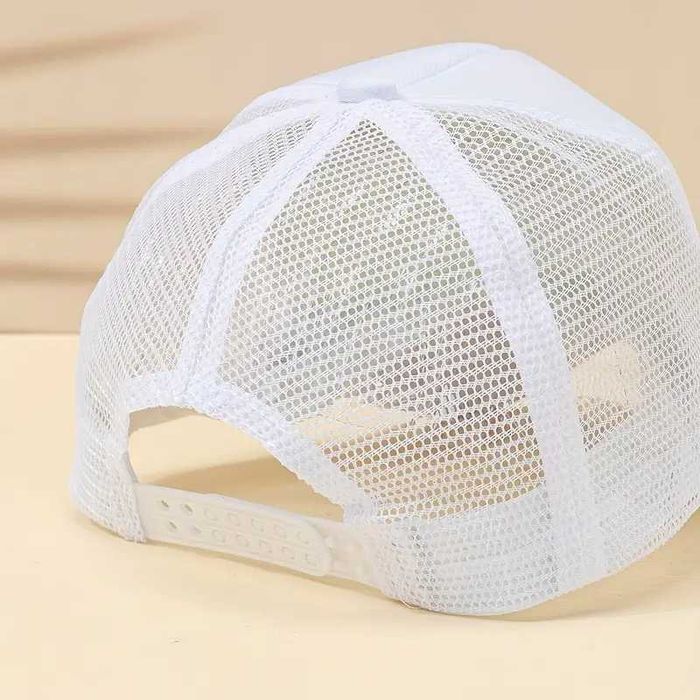 Нова дишаща шапка с козирка с Мече - MONEY, два цвята