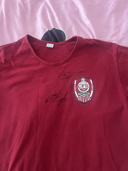 Tricou unisex CFR, vișiniu, pentru adulți, mărimea L, semnat de Fica și Alibek, 70 lei