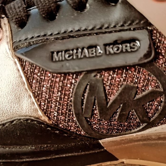 Сникърси Майкъл Корс