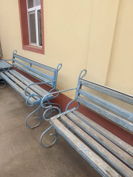 Российский  оғир металдан ясалган,холати яхши 2 та скамейка сотилади