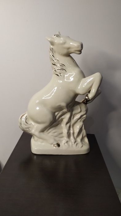 Изключително красива статуетка на кон от порцелан.