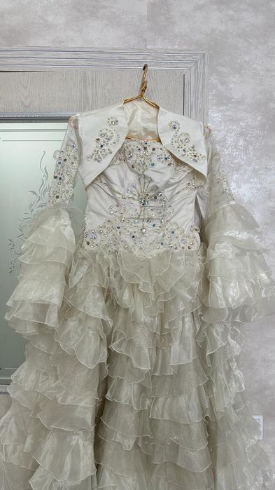 Платье белое с узорами камушки
