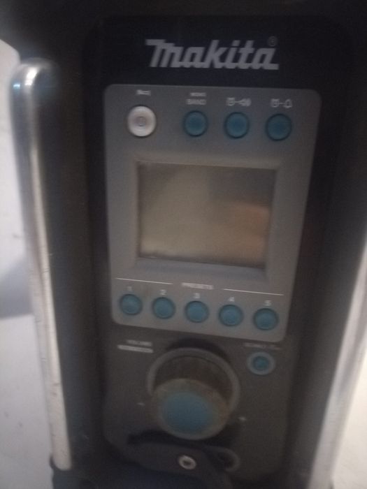 Акумулаторно радио за строителни обекти Makita BMR102 7,2V - 18V 
без батерия 
Радиоприемник подходящ за почти всякакъв тип работни площадки. Здрава к