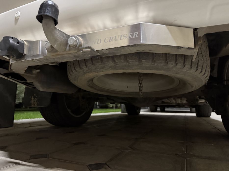 Фаркоп на ланд крузер 200