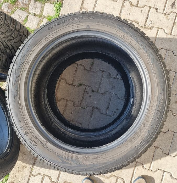 285 45 20 Nokian SUV4