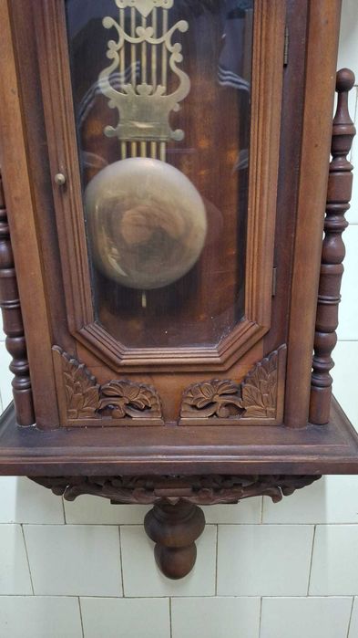 Ceas mecanic de perete cu pendul.