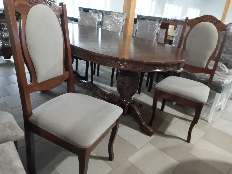 Masă si Scauni frumose..