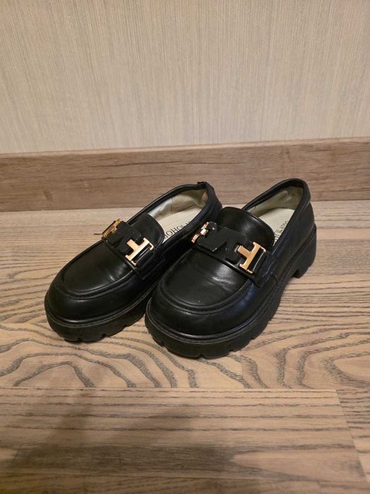 Продам школьные туфли для девочки