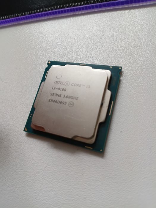 Процессор Intel Core i3 8100 в рабочем состоянии