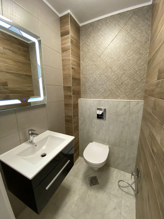 Дава се под наем Тристаен апартамент в Варна, Бриз - 95 кв.м за 1100 € - Снимка #12