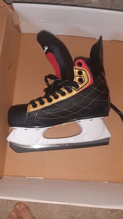 Срочно продам коньки 41 размер.