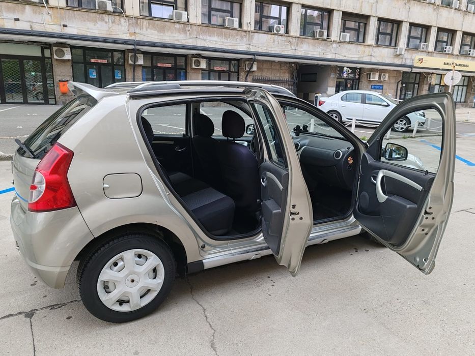 Dacia Sandero model 2011 - Motor 1.6 Benzina