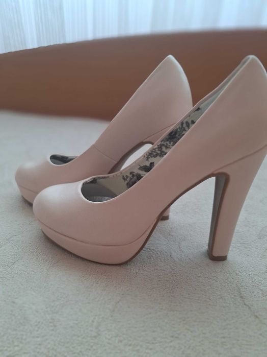 Дамски обувки чисто нови