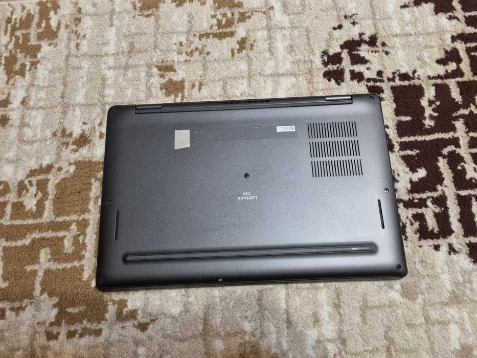 Laptop i7 generatia a12a constructie din carbon model foarte solid subitre si practic
