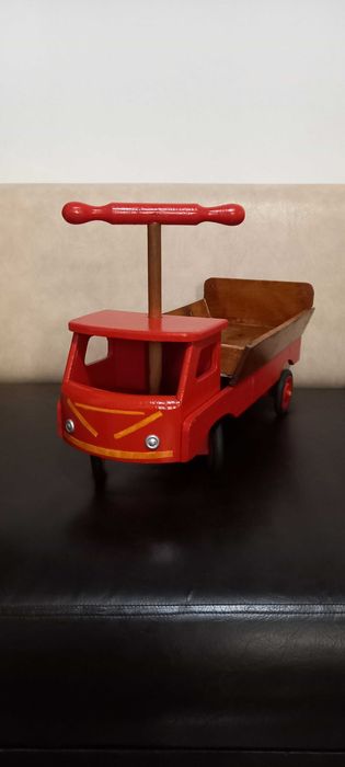 Mașinuță veche din lemn