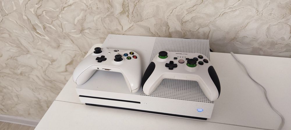 Продам Xbox one S на 1Tb