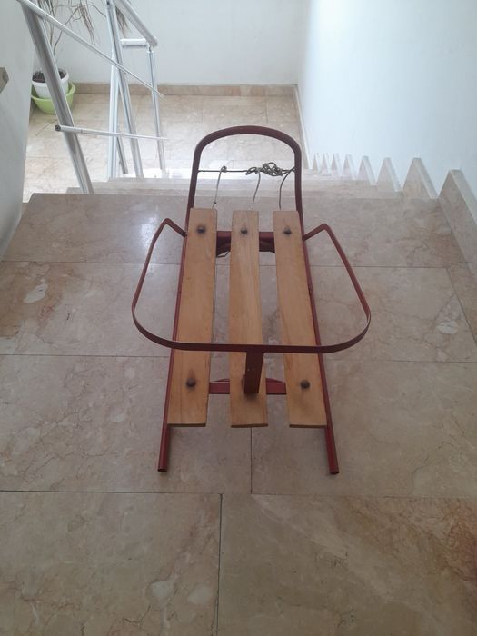 Детска шейна . Отлично състояние .