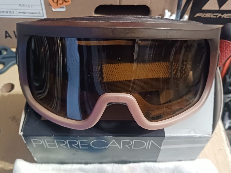 Стари дървени ски и стари  щеки