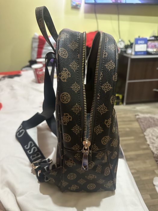 Vand ghiozdam de dama Guess
