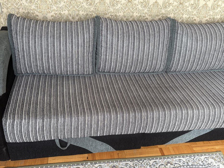 Диван с пружинной основой б/у