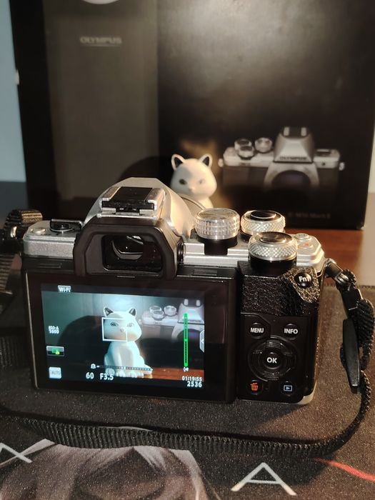 Olympus OM-D E-M10 Mark II + 3 обекти (3450 кадъра), грип и аксесоари.
