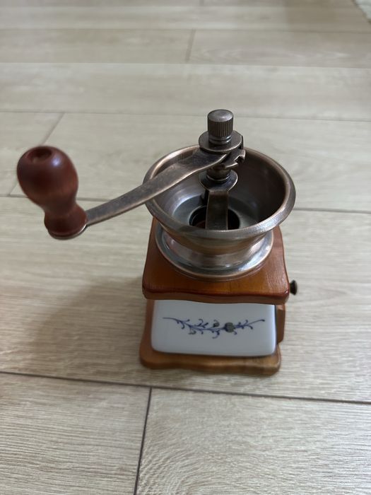 Механическая кофемолка